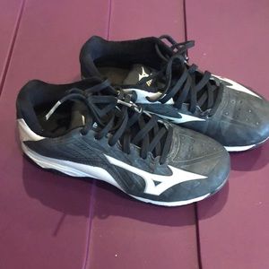 boys size 2 baseball cleats